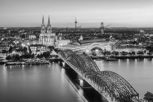 Blick über Köln am Abend schwarz-weiß