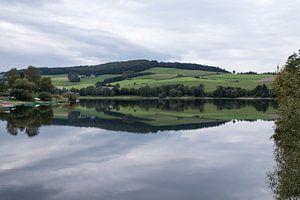 Diemelsee met bergen op de achtergrond, Duitsland