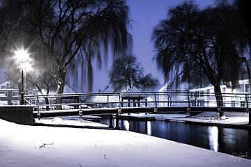 stadsgezicht klundert in de sneeuw van Gert Jan Geerts