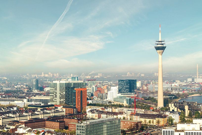 Luchtfoto van Düsseldorf Rijntoren en Mediahaven van Dirk Wüstenhagen