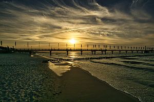 Die Seebrücke von Zingst, die ins Meer reicht und am Ende eine Tauchgondel hat.