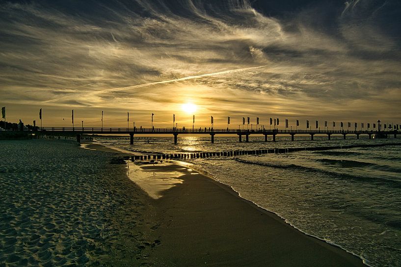 Die Seebrücke von Zingst, die ins Meer reicht und am Ende eine Tauchgondel hat. von Martin Köbsch