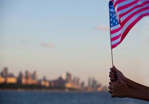 Amerikaanse vlag zwaait boven de Hudson rivier op 4th of July, Manhattan, New York Stad, Amerika