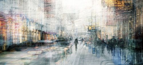 Abstract wazig spitsuur in de oude stad van Lubeck, vrouwelijke fietser, auto's en een menigte voetg