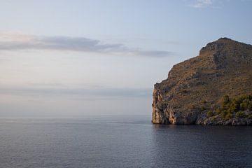 Mallorca Berg im Meer Sa Calobra von Lotte Bellekom