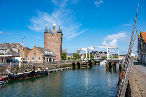Oude haven van Zierikzee in Zeeland tijdens de zomer