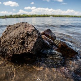 Pierres dans l'eau sur Sebastiaan Aaldering