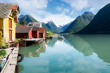 Farbige Häuser an einem Fjord in Norwegen