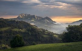 Prachtig licht boven de berg Monsacro bij zonsopgang, Asturië van PhotoCluster