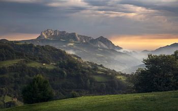 Wunderschönes Licht über dem Monsacro bei Tagesanbruch, Asturien