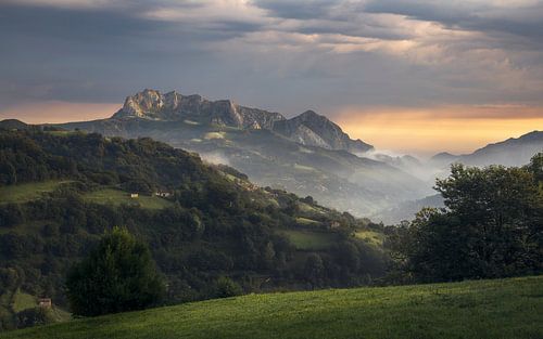 Magnifique lumière sur le mont Monsacro à l'aube, Asturies sur PhotoCluster