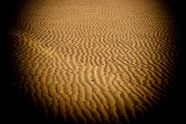 Der goldene Kreis (goldgelbe Sandstrukturen in Kreisform vor schwarzem Hintergrund) von Birgitte Bergman