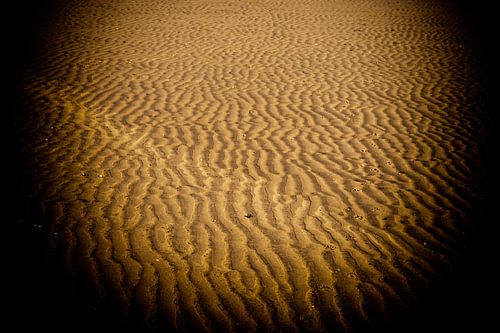 Der goldene Kreis (goldgelbe Sandstrukturen in Kreisform vor schwarzem Hintergrund)