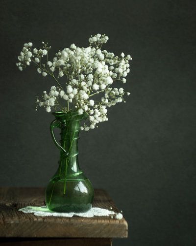 Stilleven van gipskruid in vintage groene vaas