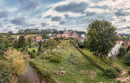 Dronefoto van de Sint-Mauritiuskerk in Schin op Geul