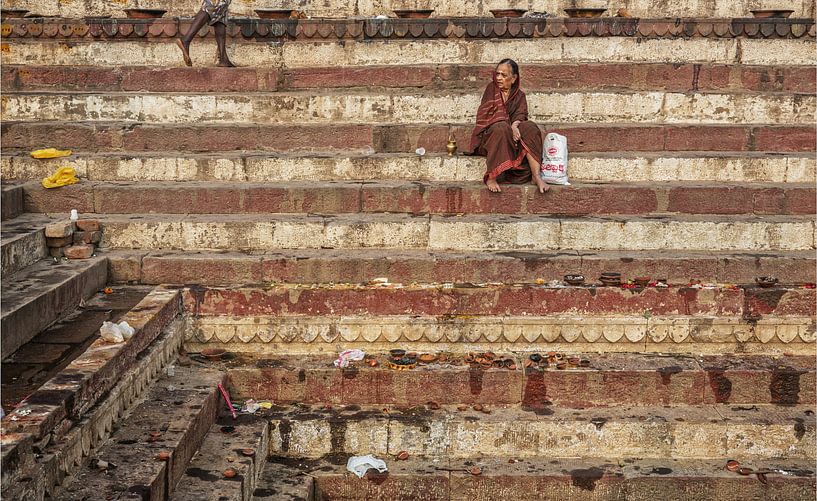 Die indische Frau ruht auf den Stufen eines Ghat in Varanasi, Indien. von Tjeerd Kruse