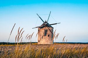 Windmühle aus Stein in Ungarn Tez, am Balaton. Sie steht einsam im Feld
