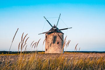Windmühle aus Stein in Ungarn Tez, am Balaton. Sie steht einsam im Feld von Fotos by Jan Wehnert