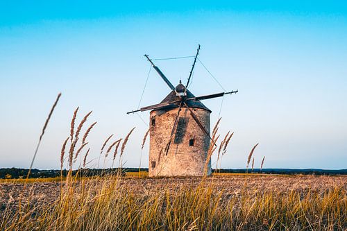 Stenen windmolen in Tez, Hongarije, aan het Balatonmeer. Het staat eenzaam in het veld