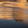 Spiegelung des Abendlichts im nassen Sand von Adriana Mueller
