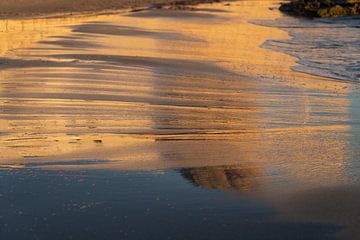 Reflectie van het avondlicht in het natte zand van Adriana Mueller