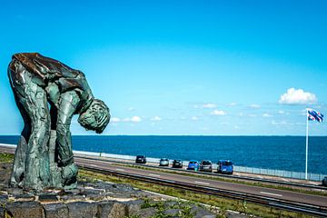 Monument op de afsluitdijk van David Linde