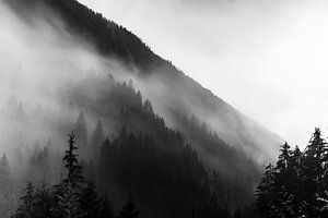 Regen in den Alpen in Schwarzweiss