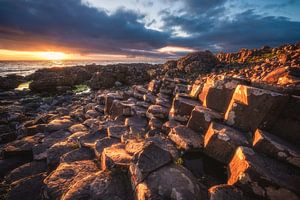 Noord-Ierland Giant's Causeway Sunset van Jean Claude Castor