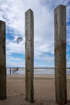 Playing on the beach with a lensball by Peter Bartelings
