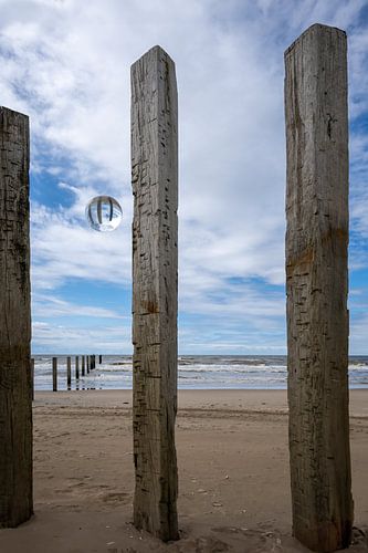 Spelen op het strand met een lensball