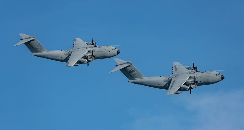 Twee Maleisische Airbus A400M transportvliegtuigen. van Jaap van den Berg