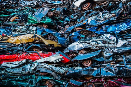 Autowrakken opgestapeld op de autosloop