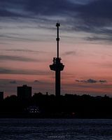 Euromast-Silhouette mit einem wunderschönen rosa Sonnenuntergang