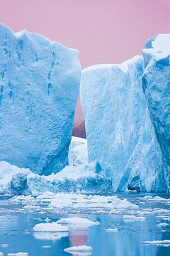 Roze zonsondergang boven de ijsschotsen van Disko Bay (Diskobaai) van Martijn Smeets
