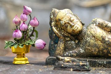 Statue de Bouddha couché, passage au nirvana, Wat Lokayasutha, Ayutthaya, Thaïlande sur Walter G. Allgöwer