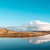 Witte wolk boven de duinen met spiegelbeeld in het water van Alex Hamstra
