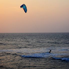 Kitesurfen in de Cartagena Zee van India, Colombia, tijdens zonsondergang van Carolina Reina
