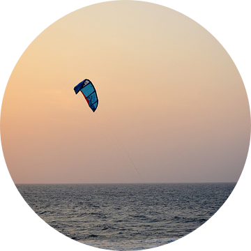 Kitesurfen in de Cartagena Zee van India, Colombia, tijdens zonsondergang van Carolina Reina