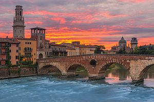 Sonnenuntergang an der Brücke Ponte Pietra, Verona, Italien