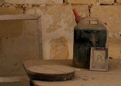 jerrycan maria childerij en dienblad in oud stilleven