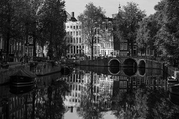 Zwart-wit Amsterdamse Gracht met Huizen van Martijn Jebbink Fotografie