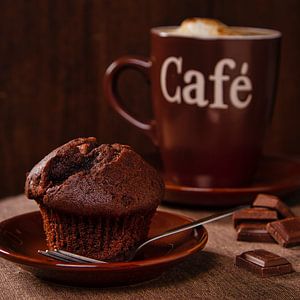 Muffin au chocolat avec café sur Uwe Merkel