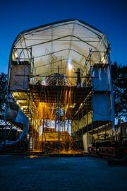 Bouwtent van een corsowagen in de avond by Wilko Visscher