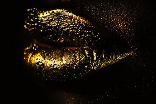 Gouden lippen glinsterend in het donker