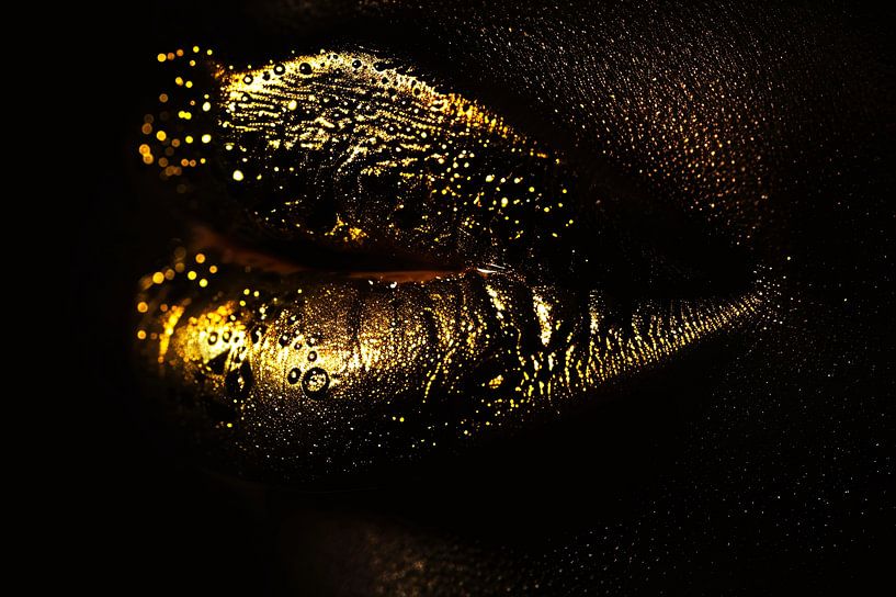 Lèvres dorées scintillant dans l'obscurité par Art & Soul Creations