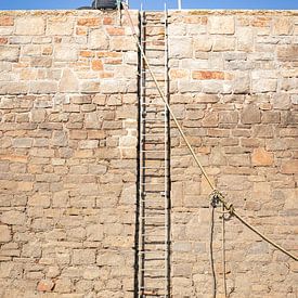 Leiter an einer Kaimauer | bretonische Küste von Marjan Schmit Visser