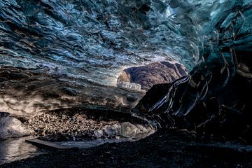 Binnenin een ijsgrot in IJsland van Franca Gielen