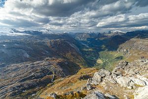 Uitzicht op Geiranger en Geirangerfjord van Menno Schaefer