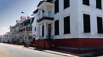 Houten huizen  in Paramaribo de hoofdstad van Suriname van René Holtslag