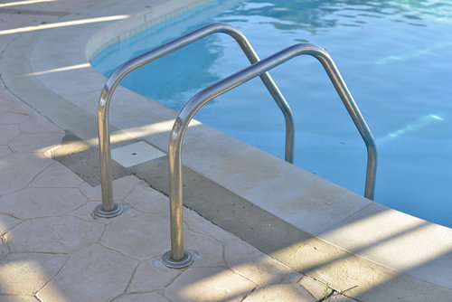 L'ambiance cinéma à la portugaise avec une échelle de piscine classique en ALGARVE